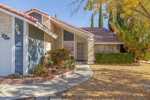 44202 Olympus Dr, Lancaster, CA 93536 photo 3