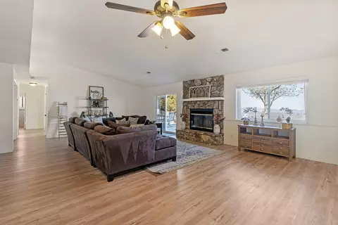 25600 Jacaranda Dr, Tehachapi, CA 93561 photo 5