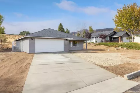 20912 Carriage Dr, Tehachapi, CA 93561 photo 2
