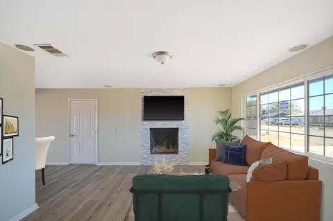 15623 Valeport Ave, Lancaster, CA 93535 photo 2