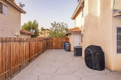 2012 Ivesbrook St E, Lancaster, CA 93535 photo 27