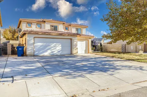 45302 Robinson Dr, Lancaster, CA 93535 photo 2