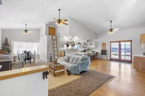 24250 Jacaranda Dr, Tehachapi, CA 93561 photo 3