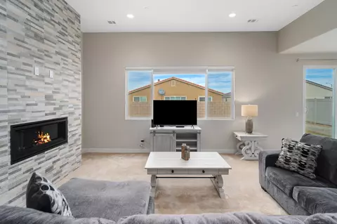 1819 Holguin St E, Lancaster, CA 93535 photo 5
