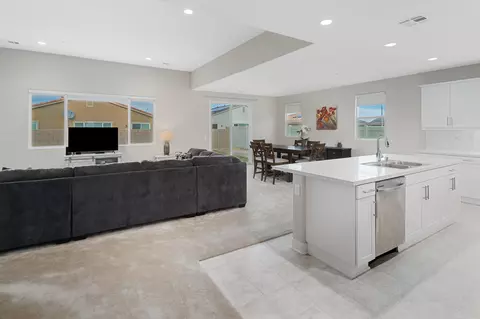 1819 Holguin St E, Lancaster, CA 93535 photo 4