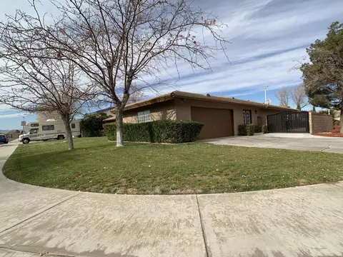 2811 Vahan Ct, Lancaster, CA 93536 photo 3