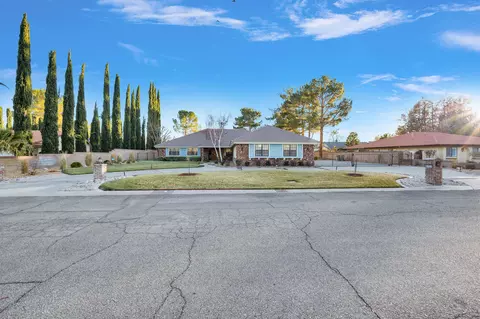 2568 Still Meadow Ln, Lancaster, CA 93536 photo 2