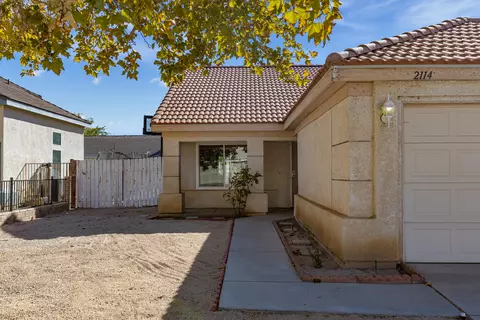 2114 Beechwood St, Lancaster, CA 93535 photo 4