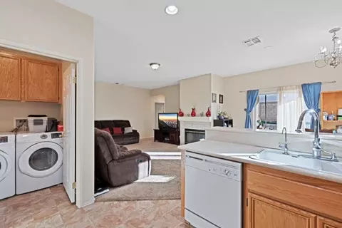 442 Sunburst Cir E, Lancaster, CA 93535 photo 13