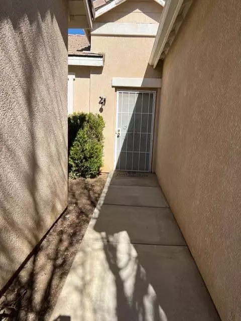 2443 Moonlight Ct, Palmdale, CA 93550 photo 4