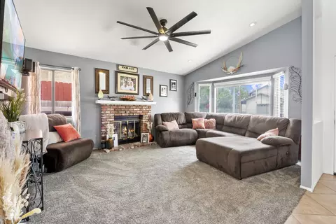 44039 Ruthron Ave, Lancaster, CA 93536 photo 2