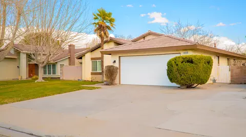 44312 Ruthron Ave, Lancaster, CA 93536 photo 1