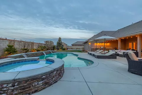 411 Mesquite Dr, Tehachapi, CA 93561 photo 2