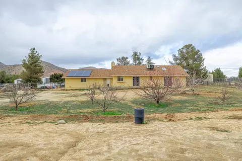 558 Foreston Dr, Palmdale, CA 93550 photo 3