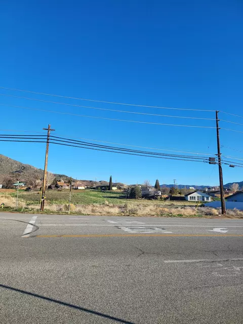 22500 Mariposa Rd, Tehachapi, CA 93561 photo 2