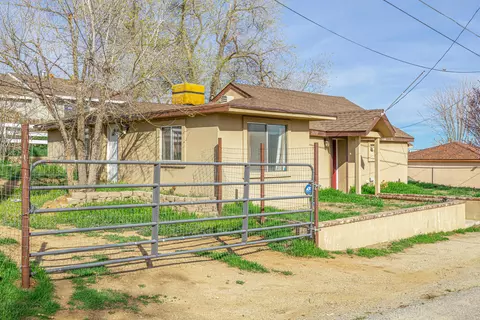 28299 Griffin St, Tehachapi, CA 93561 photo 2