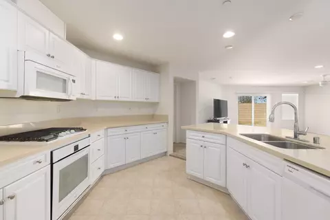 3639 Emerald Ln, Lancaster, CA 93535 photo 6