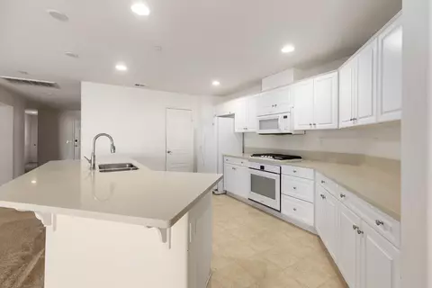 3639 Emerald Ln, Lancaster, CA 93535 photo 5