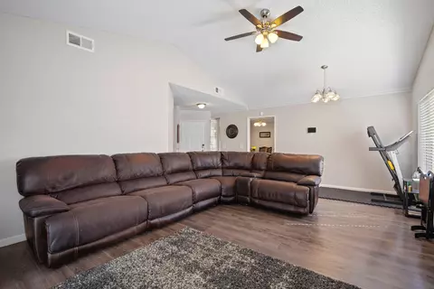 727 Trixis Ave, Lancaster, CA 93534 photo 3