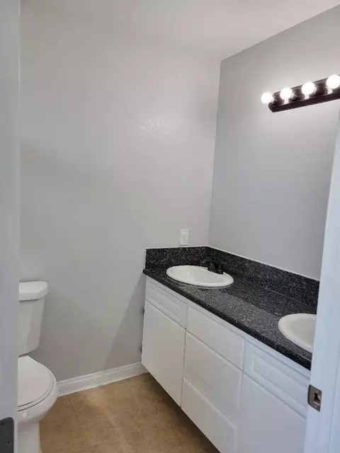 520 E Newgrove St, Lancaster, CA 93535 photo 8