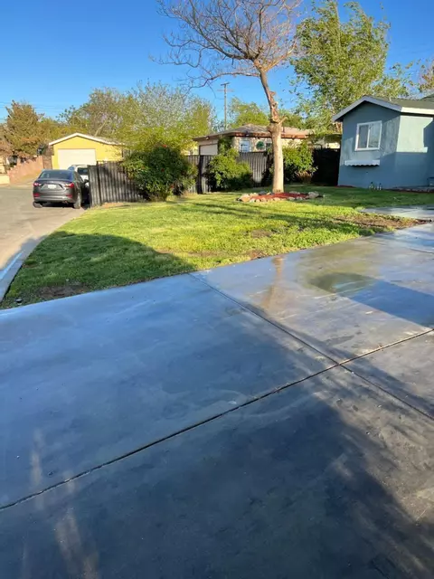 520 E Newgrove St, Lancaster, CA 93535 photo 2