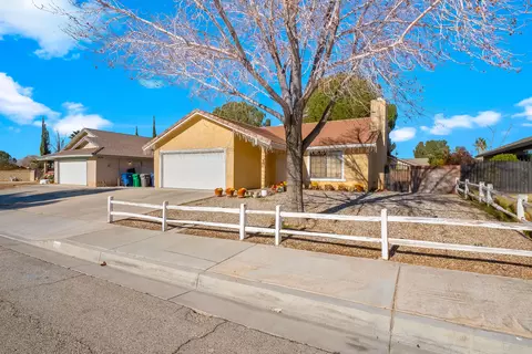 809 E Kettering St, Lancaster, CA 93535 photo 1