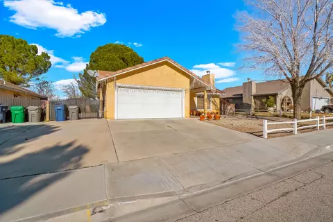 809 E Kettering St, Lancaster, CA 93535 photo 3