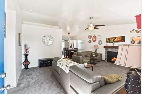 701 Las Colinas St, Tehachapi, CA 93561 photo 2