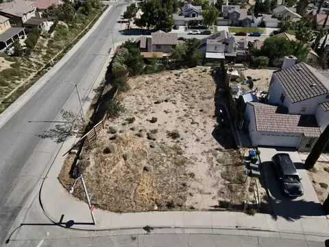 1371 Leopard Ct, Palmdale, CA 93551 photo 4
