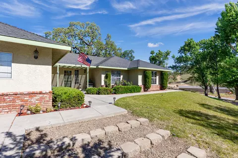 24400 Hart Dr, Tehachapi, CA 93561 photo 2