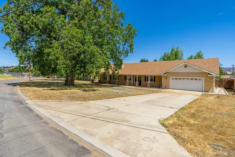 17161 Bold Venture Dr, Tehachapi, CA 93561 photo 2