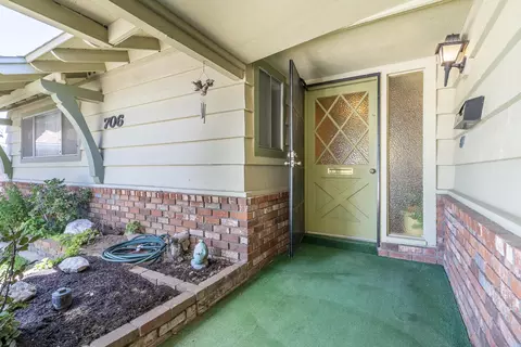 706 Mulberry St, Tehachapi, CA 93561 photo 2