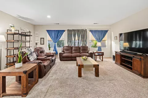 43527 Blossom Dr, Lancaster, CA 93536 photo 8