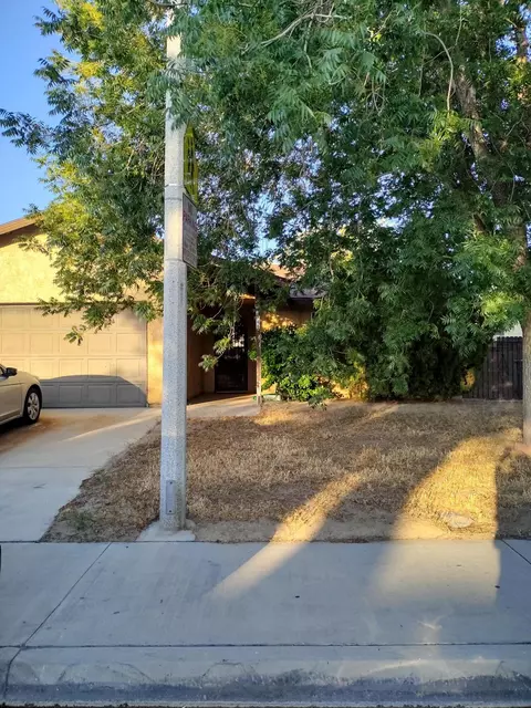 44746 E 27th E St, Lancaster, CA 93535 photo 2