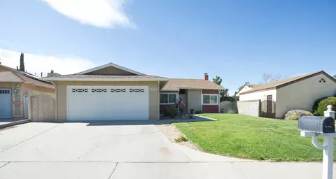 3033 Limewood Ln, Lancaster, CA 93536 photo 2