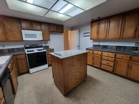 37005 32nd St E, Palmdale, CA 93550 photo 4