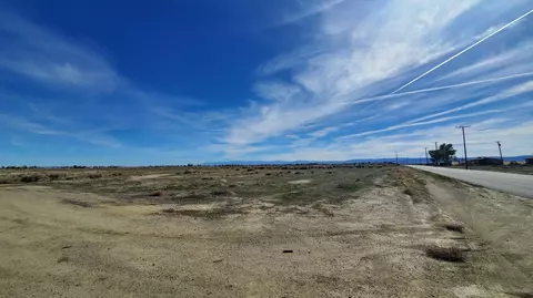 80 Th St W, Rosamond, CA 93560