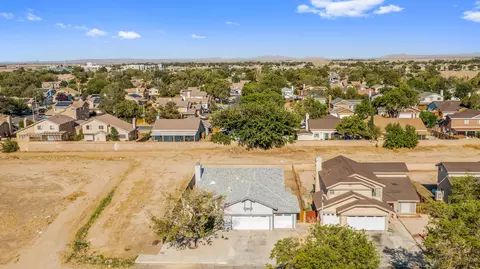 43660 Tranquility Ct, Lancaster, CA 93535 photo 2