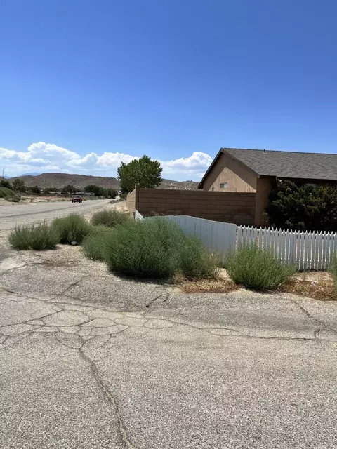 15732 Valeport Ave, Lancaster, CA 93535 photo 2