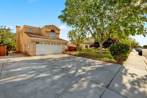 1132 Kettering St E, Lancaster, CA 93535 photo 2