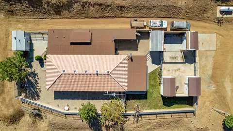 24845 Zambizi Way, Tehachapi, CA 93561 photo 2