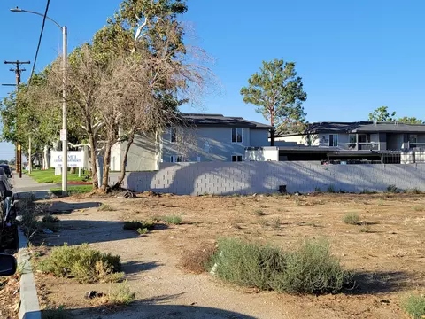 11 Th St E Ave Q3, Palmdale, CA 93550 photo 2