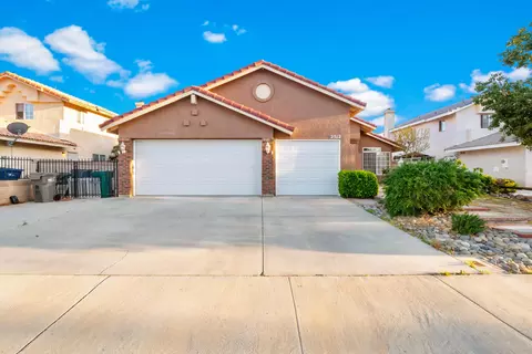 2512 E Lingard St, Lancaster, CA 93535 photo 2