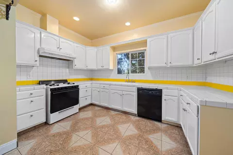 105 W I St, Tehachapi, CA 93561 photo 8