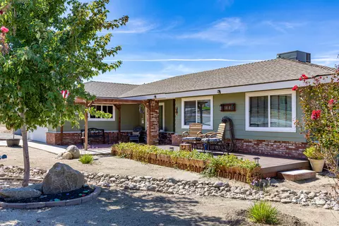 18181 Bowie St, Tehachapi, CA 93561 photo 2