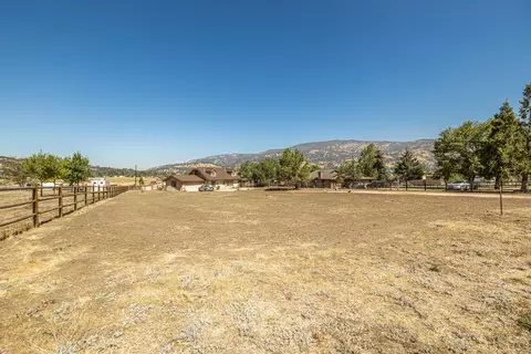23001 Homestead Way, Tehachapi, CA 93561 photo 2