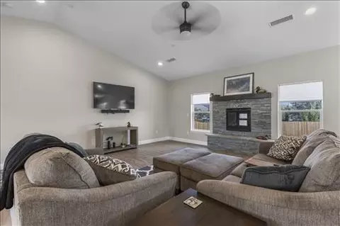 22306 Fontana St, Tehachapi, CA 93561 photo 5