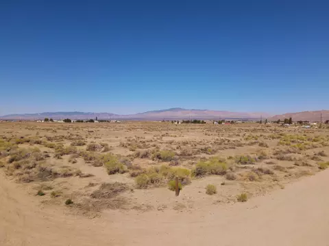 75 Th St W George Ave, Rosamond, CA 93560