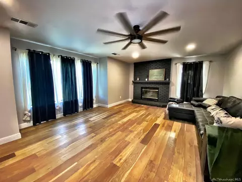 21225 Hacienda Dr, Tehachapi, CA 93561 photo 4