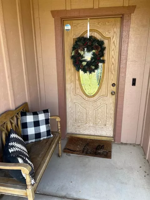 21225 Hacienda Dr, Tehachapi, CA 93561 photo 2